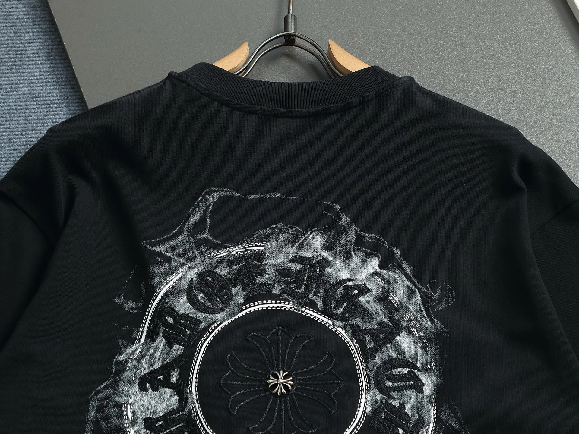 P170 Chrome hearts ch Crow heart horseshoe cross hardware short-sleeved T-shirts Advanced tie-dye technology Large version Loose and stylish difference Low version slim and long version with upper body and pulled hips 100% commitment: top quality, not fast food The highest version on the market Top quality, 320 grams 26 custom-dyed double yarn cotton, same style for men and women, complete with three standards. Color: Black White Size S M L XL